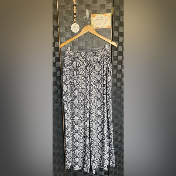 Woman’s LuLaRoe Wide Leg Pants Size XL - Picture 1 of 5